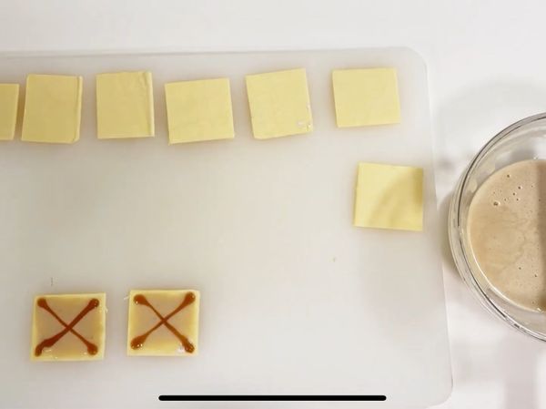 在每片酥皮上塗上焦糖蛋白霜，蛋白霜應距離酥皮邊綠約0.5公分，使用焦糖醬在每片酥皮上畫上一個叉叉，放入烤箱以170℃烤至金黃色，取出放涼即可。

詳細作法請見：
https://youtu.be/rTN0PuntFNY