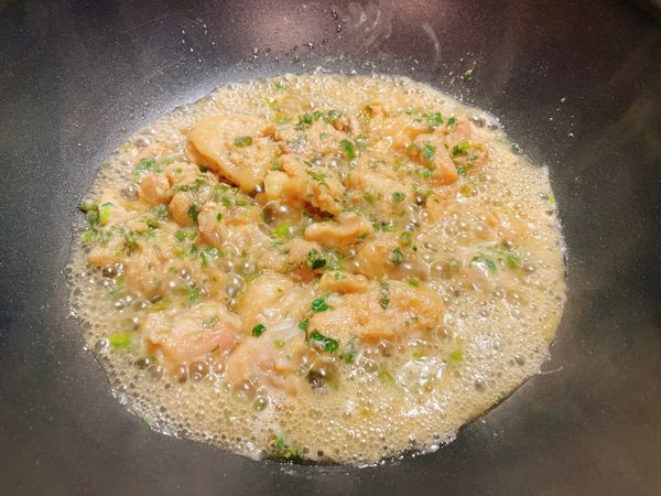 整碗連同醬汁直接進入鍋裡煮，加點水悶燒