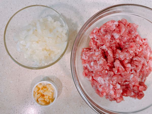 豬絞肉用米酒抓醃；蒜瓣、洋蔥切末