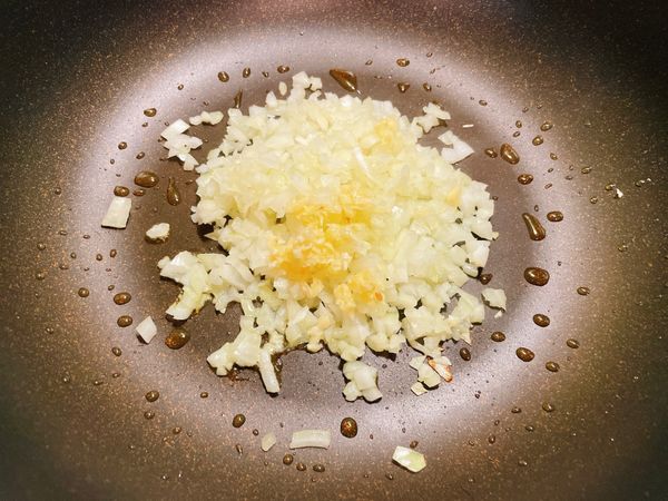 熱油鍋後爆香蒜末、洋蔥碎