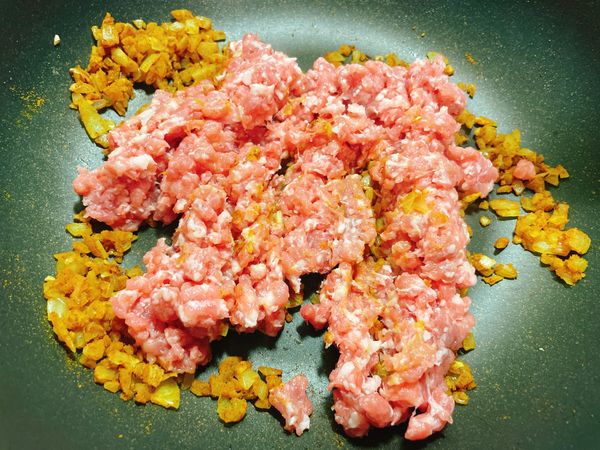 加入絞肉拌炒，熟了之後盛起備用