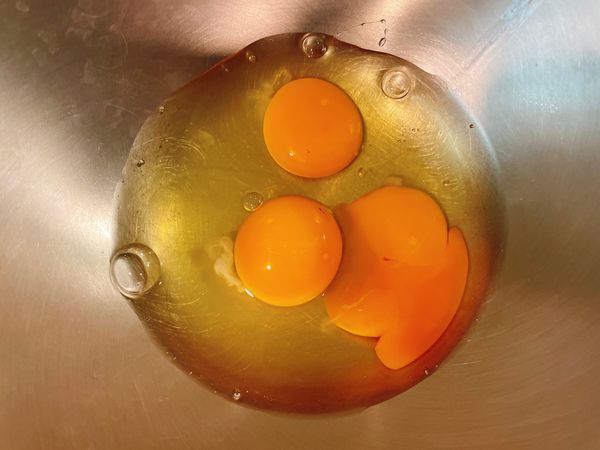雞蛋打入盆中