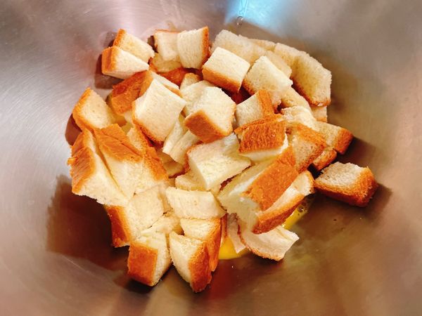 吐司丁放入盆中輕輕攪拌