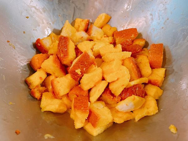 讓吐司丁完全吸收蛋液，靜置備用