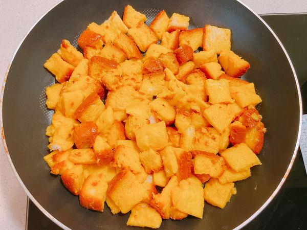 在平底鍋中倒入吐司丁（小火）