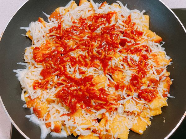 塗上特製的咖喱番茄醬