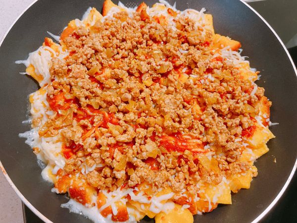 將咖哩肉醬平均鋪好