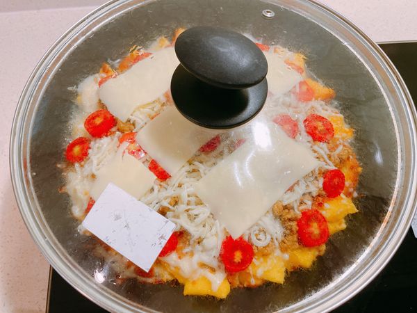 蓋上鍋蓋（周圍可淋水避免底部太快焦掉）