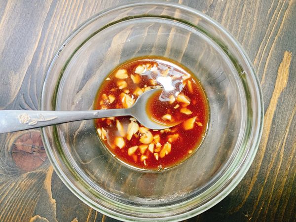 將蒜末與調味料拌勻