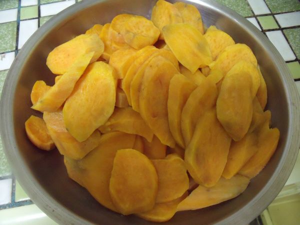 地瓜切片,電鍋蒸熟。