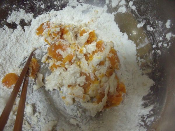 加入糯米粉拌勻。