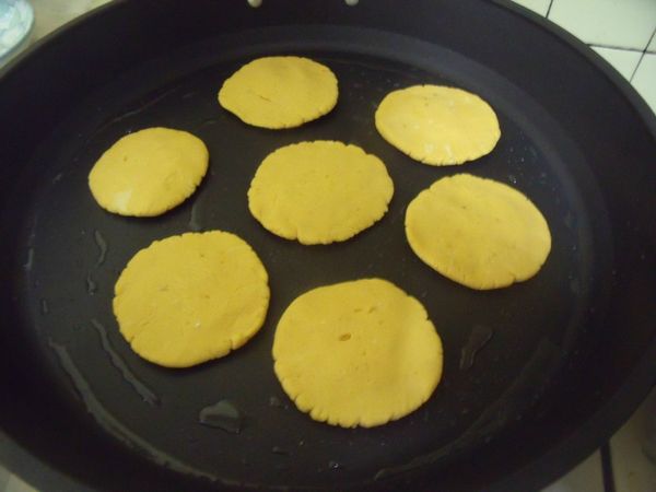 鍋裡放少許的油,用小煎。