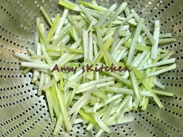 ✅韭黃有豐富膳食纖維洗淨切3公分左右長段
不要切太長會比較好咀嚼入口。