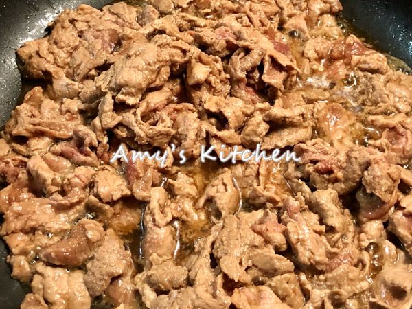 ✅用煎蛋原鍋補1小匙油，先將(牛肉絲)鋪平煎約六分熟(變色)翻炒一下，即蓋鍋熄火悶1分鐘(用鍋的魚溫讓牛肉絲全熟)先盛出。