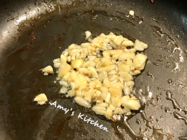 ✅用煎牛肉絲原鍋再放另1小匙油爆香(蒜頭)。