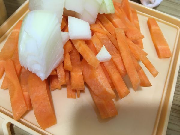 將一條紅蘿蔔切成細絲。