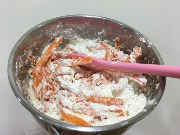 加入與紅蘿蔔等量的低筋麵粉並逐步加入開水拌勻，並加入適當的鹽調味。直到粉狀消失，紅蘿蔔與低筋麵粉融合成不易攪拌的程度。