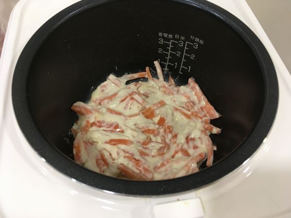 不需加油，直接倒入電鍋中，並鋪平。設定蒸煮模式10分鐘。