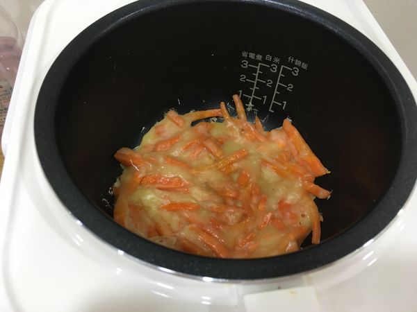 十分鐘後，打開電鍋，紅蘿蔔煎餅呈現半透明狀即可翻面再蒸煮10分鐘。