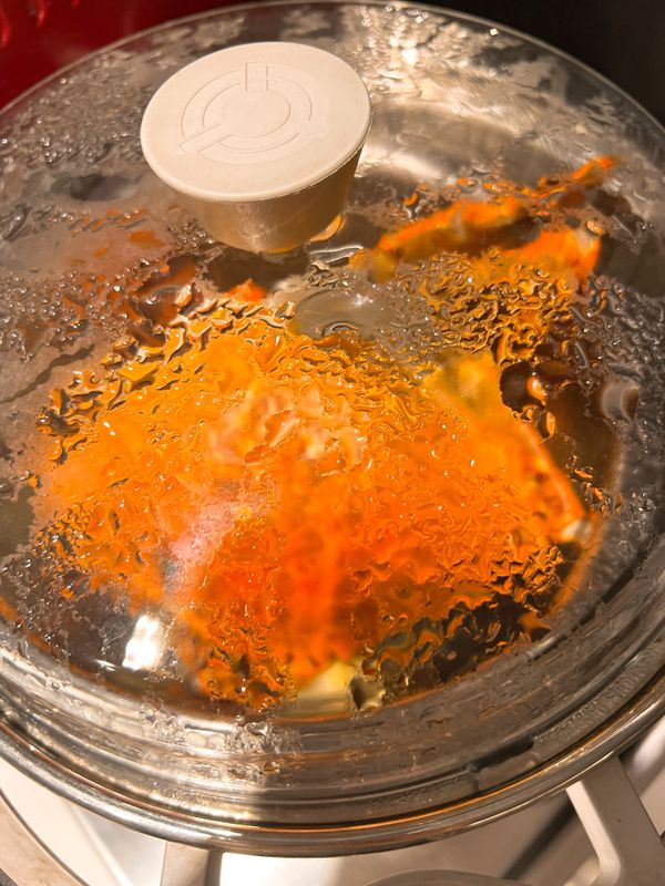 沙公洗刷乾淨並且去掉不能吃的蟹腮、蟹毛。
順便把鰲也拍打。
放入內鍋，外鍋一杯水。