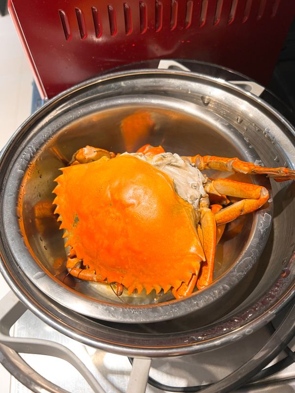 電鍋按鍵跳起再悶十分鈡取出放盤。
鍋內會有蒸汁加入二顆蛋。