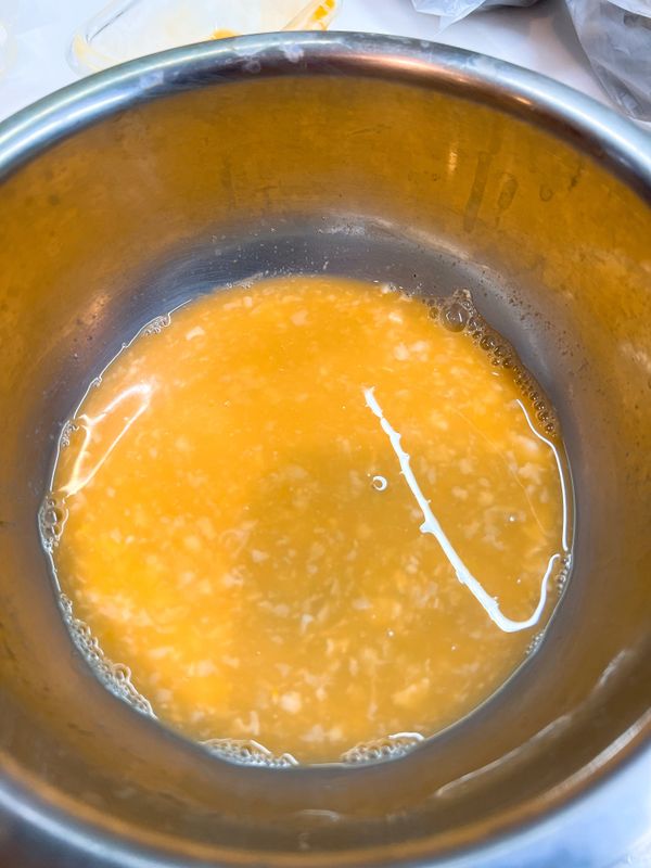 打勻，放到小碗或小杯，放入電鍋。
外鍋半杯水。