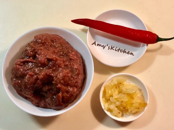 ✅牛肉絲用醃料抓醃10分鐘。
(加糖讓醬油好吸收更有味道，太白粉也可用蛋白替代，加油讓肉潤滑)
✅蒜切粗末✅辣椒洗淨剪長絲。(配色用若不喜可省略)
