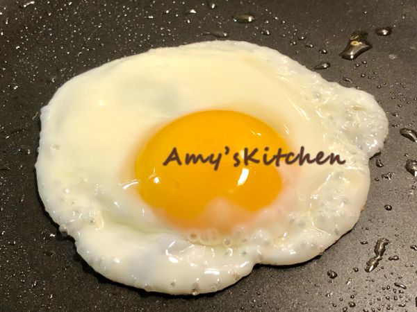 ✅一鍋到底，乾淨的先煮：先煎蛋（習慣的配菜，不喜可略過），平底鍋冷鍋放油1/4小匙小火鍋熱煎蛋（蓋鍋煎，助熟+節能+防廚房髒好清理）。