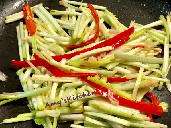 ✅聞到蒜香先炒(韭黃白)，聞到韭黃香氣後加辣椒絲一起拌炒。