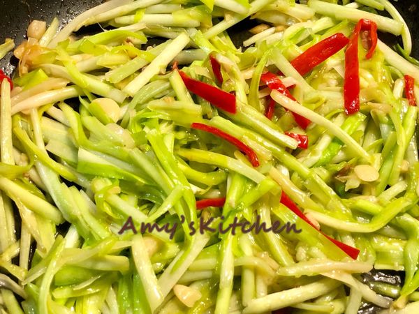 ✅韭黃白香氣飽滿後倒進(韭黃)一起拌炒(韭黃是不易吸收湯汁的菜炒的時候可不要加水)，韭黃變軟就可以把悶熟的牛肉絲倒回鍋中拌炒一下先熄火(以免牛肉老掉)，再翻拌一下讓味道更融合，就完成啦。