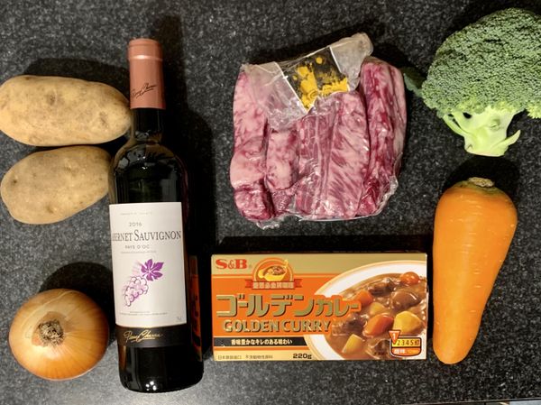 這次是使用 S&amp;B 金牌咖哩塊（甜味），牛肉也可選擇牛腩