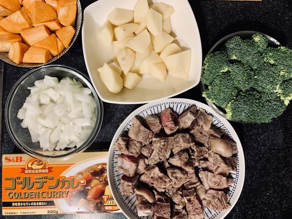 洋蔥切丁，馬鈴薯、紅蘿蔔滾刀切塊（馬鈴薯不需要切太小）
牛肋條切塊、川燙去味，紅蘿蔔可先泡清水軟化