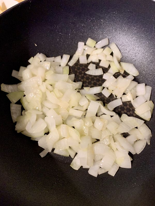 先將洋蔥炒至半透明