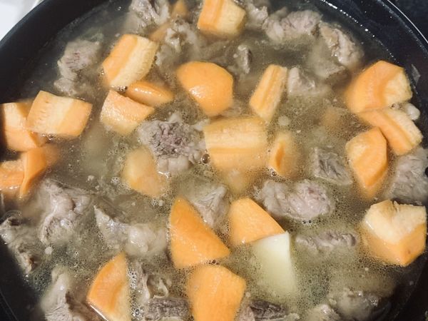 加水至略蓋過食材，水滾後轉小火煮約 10~15 分鐘，撈起浮末