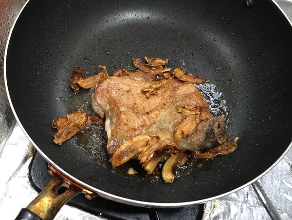 雞腿或半隻雞買回來先沖洗一下晾乾。
薑洗淨後切薄片，要很薄的薄片。
熱鍋放入麻油在鋪上薑片，在下雞腿或半隻雞。
記得肉先朝下，火轉微微火再大一點點，蓋上鍋蓋。
20分鐘後翻面換皮朝下，再等20分鐘，再翻面煎一下，全程火不變。
再以筷子戳戳看，戳的過代表熟了。起鍋加胡椒鹽。