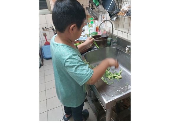 110/11/4今天再次做這道菜，小寶擠進廚房，說要幫忙，看著他用刨刀幫我削菜皮，不禁欣慰他長大了，從只會喊：媽媽!煮好了沒，或是，媽媽陪我玩，不要煮飯了的小屁孩，今天會幫忙，還說：以後，妳不會再是一個人在廚房忙的（噗哈哈，孩子的承諾，要跟他當真嗎？）