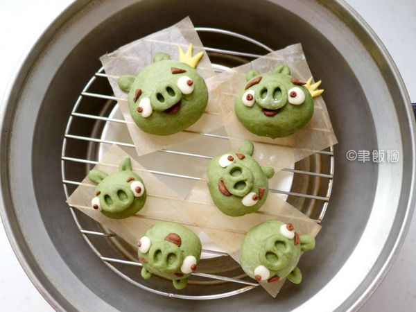 [麵糰]的部份，先將糖和鹽拌入牛奶內，中筋麵粉和無鋁泡打粉及酵母粉混合後過篩，過篩好的麵粉放入牛奶，開始揉，揉五分鐘後加入1大匙沙拉油會更好揉(揉的方式跟洗衣服很像)，持續揉到麵糰是光滑不黏手，這過程大約30-40分鐘，揉好的麵糰，我取出三個小麵糰，一個保留原色(做眼白)其它兩個小麵糰分別加入可可粉/南瓜粉繼續揉，接著把麵糰分置在鋼盆蓋上濕布發酵30分鐘，取出後用桿麵棍壓出空氣，切成12等份(大大小小不等)，搓圓再蓋上布醒15分鐘，桿平後加入[餡料]紅豆泥。