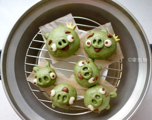 電鍋跳停就可以，蒸好的搗蛋豬比蒸之前澎了一點，表皮也比較光亮。※眼珠/嘴巴/眉毛是可可麵糰，眼白是原色麵糰，綠色是抹茶麵糰。