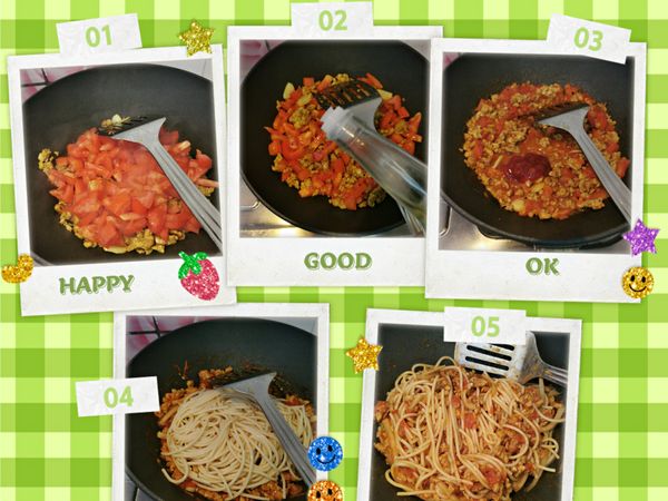 在9成熟豬肉上加上蕃茄，加適量白醋，
適量蕃茄醬，
少許醬油，少許糖
炒至蕃茄及肉碎都完全熟後
再放進意粉混合