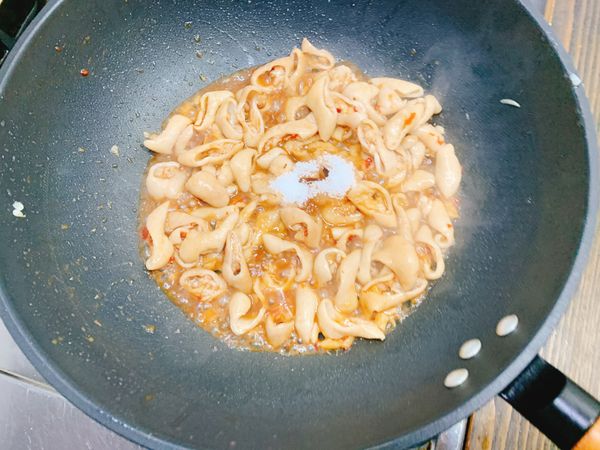 少許油，炒香蒜末後，再放入大腸圈拌炒，放醬油、辣醬、米酒快速炒出香味後，放糖、鹽，調味