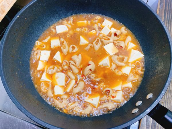 加適量水，煨煮至大腸軟嫩，再放入豆腐煨煮入味，勾芡後