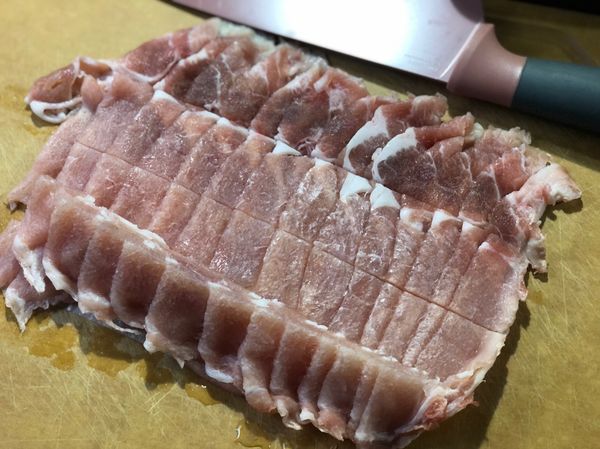 里肌火鍋肉片再切成小段。
肉片可以隨自己喜好更換。