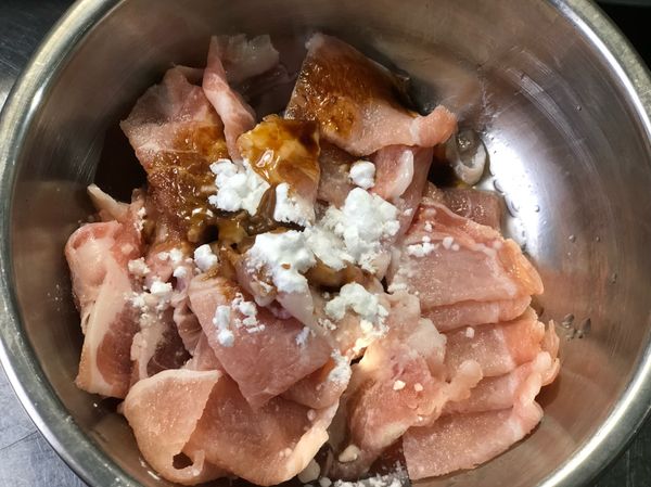 與醃料（太白粉、米酒與醬油）拌勻冷藏十分鐘備用。