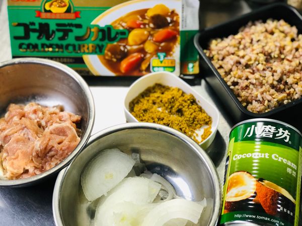 洋蔥切粗絲。
S&amp;B 金牌咖哩塊（中辣）如果做成咖喱飯，三盤用量約2小塊。

整塊下去拌煮至融化也可以，今天希望下鍋煮的時間縮短，所以先趁空檔就把一小塊咖哩塊先磨成粉，這樣下鍋後只要略拌煮就煮好了。