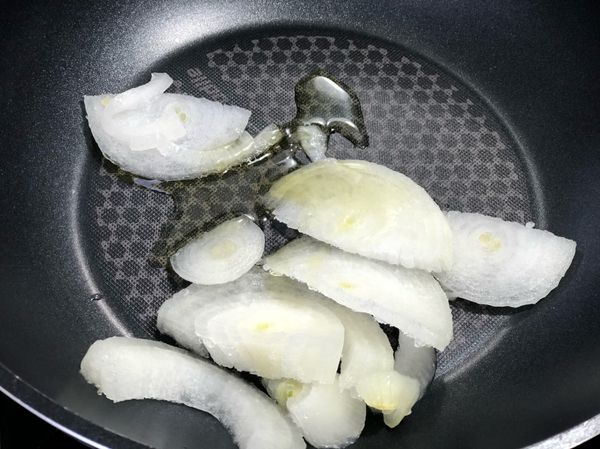 鍋內下油將洋蔥絲下鍋炒軟。
今天用不沾鍋，免熱鍋，冷鍋即可下油開始炒洋蔥。
