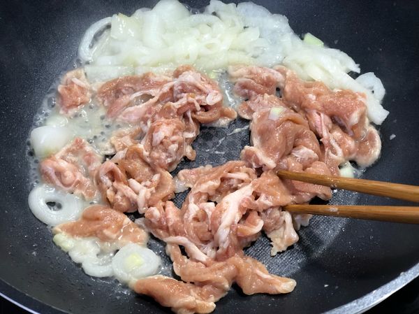 洋蔥絲炒軟後加入醃好的肉片炒至9分熟。（豬肉顏色轉白就是熟了）