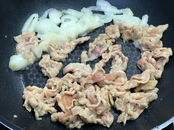 炒肉途中若覺得很乾，可以酌量再加一點油。