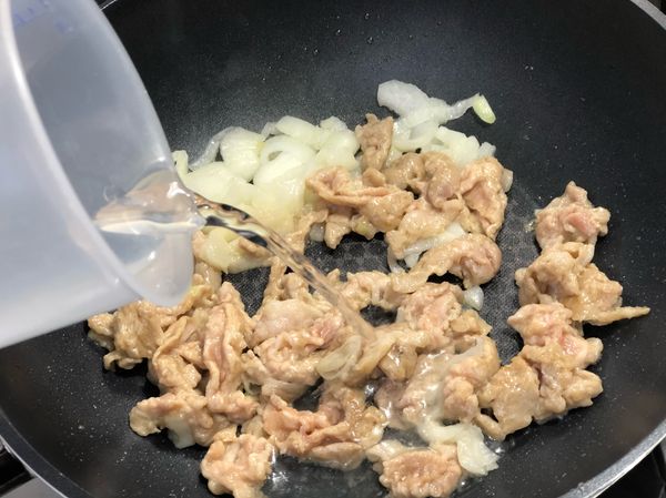 肉炒至9分熟後，加入200 CC的水開大火煮滾。