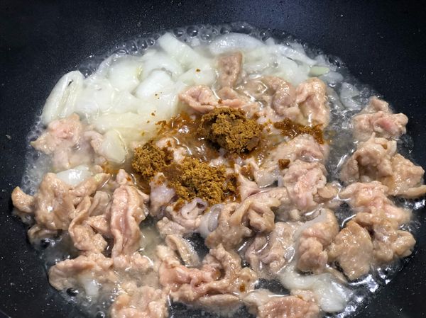 水滾轉小火，加入磨成粉末狀的S&amp;B 金牌咖哩塊（中辣）咖哩塊或整塊的咖哩塊，拌煮至完全融化，再開大火煮到微微濃稠。