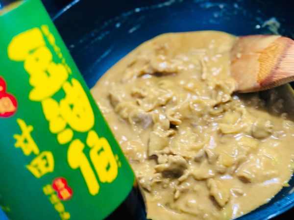 加入醬油調整鹹度。也可以加鹽或魚露。